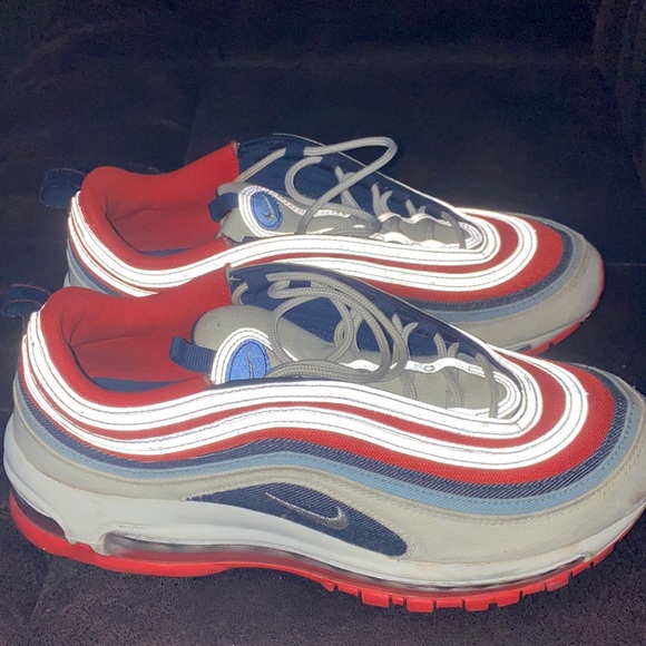 Air maxes - Picture 1 of 1